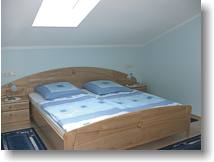 Schlafzimmer in der Dachgeschosswohnung Ferienwohnung Kronner