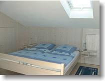 Schlafzimmer in der Dachgeschosswohnung Ferienwohnung Kronner